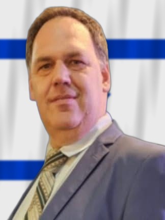 ד״ר עודד סושרד נואם בפני קהל, על רקע דגל ישראל